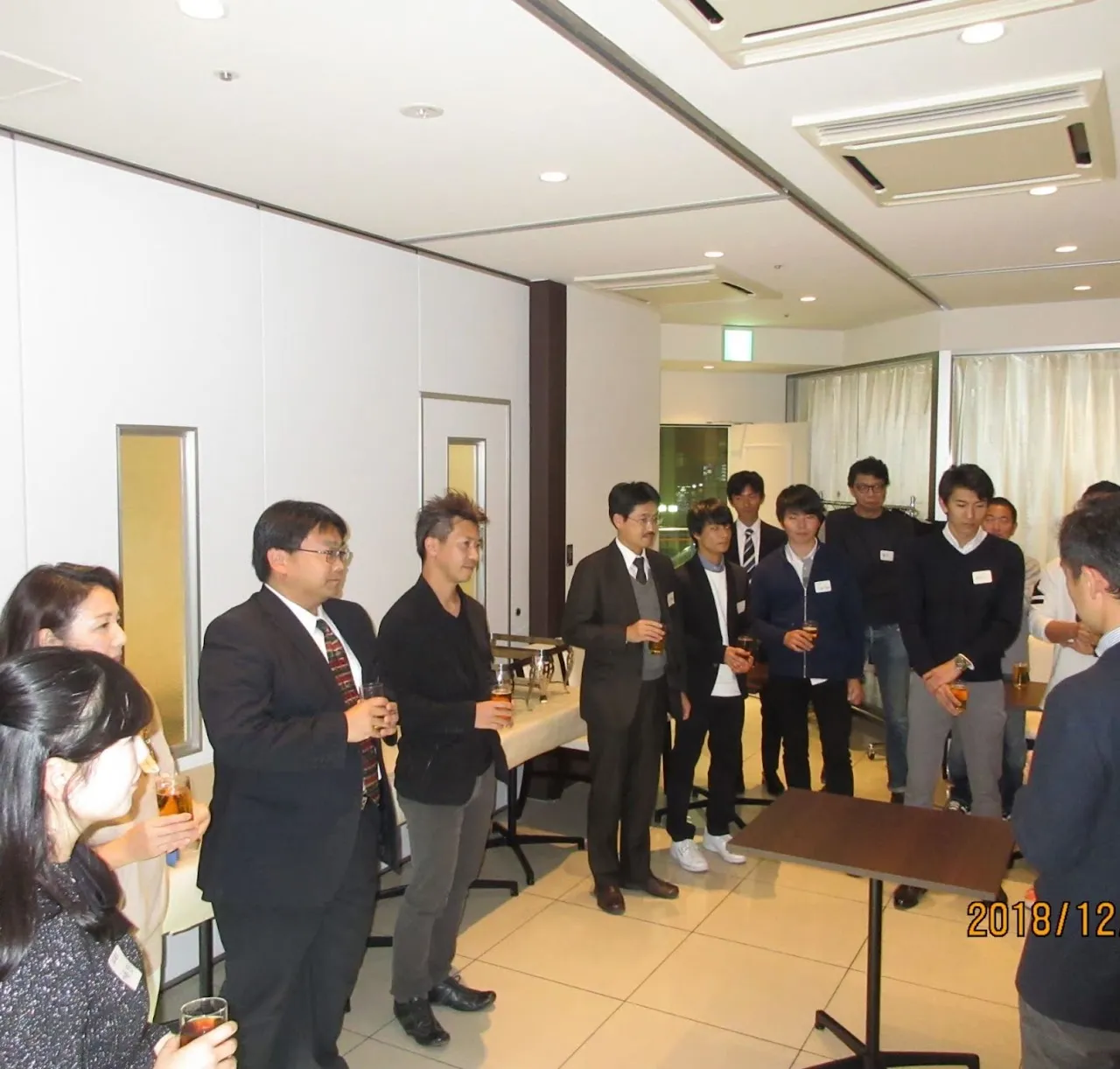 過去の懇親会で歓談する参加者のみなさん